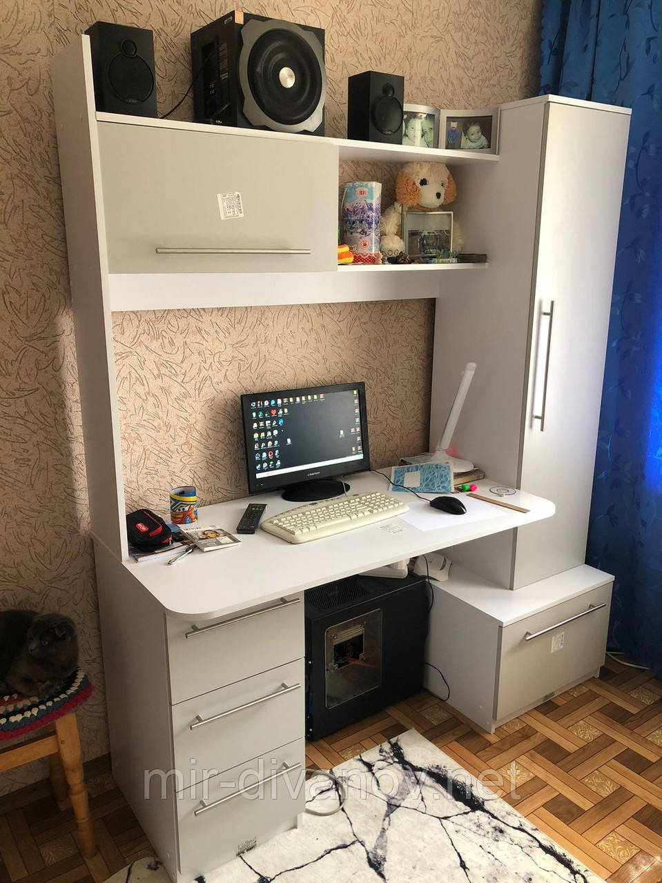 Стіл із ДСП комп'ютерний із шухлядами та полицями Денвер Білій + Сірій
