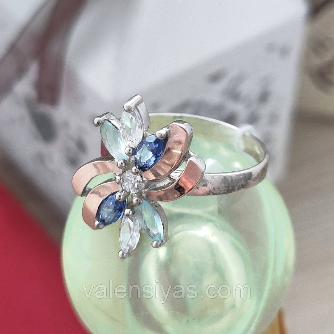 Срібне кільце з блакитними камнями та золотом