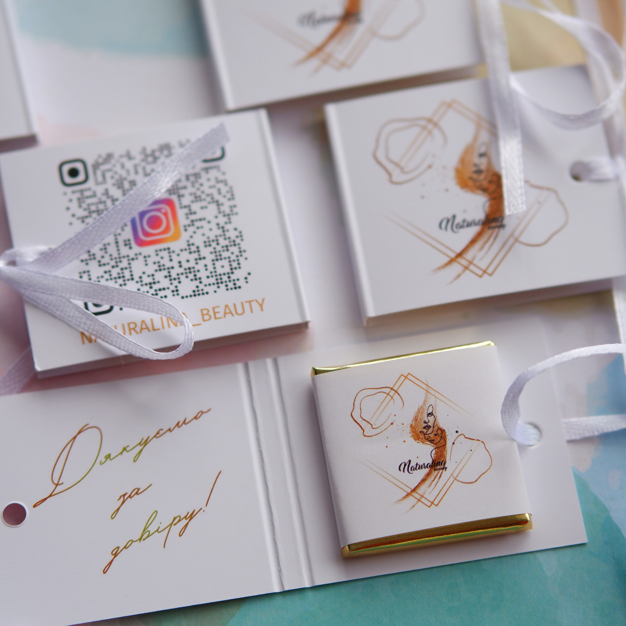 Шоколад на планшетці зі стрічкою, молочний у фользі срібло