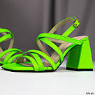 Трендові салатові жіночі шкіряні босоніжки на підборах, фото 10