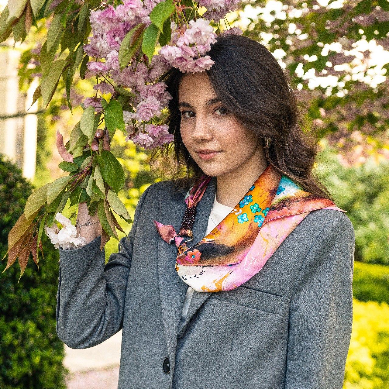 Дизайнерська хустка "Голуба Сакура" від бренда My Scarf, подарунок жінці