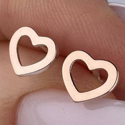 Срібні сережки-пусети з золотими накладками без каменів у формі сердечок (0,7*0,5 см) РН-449