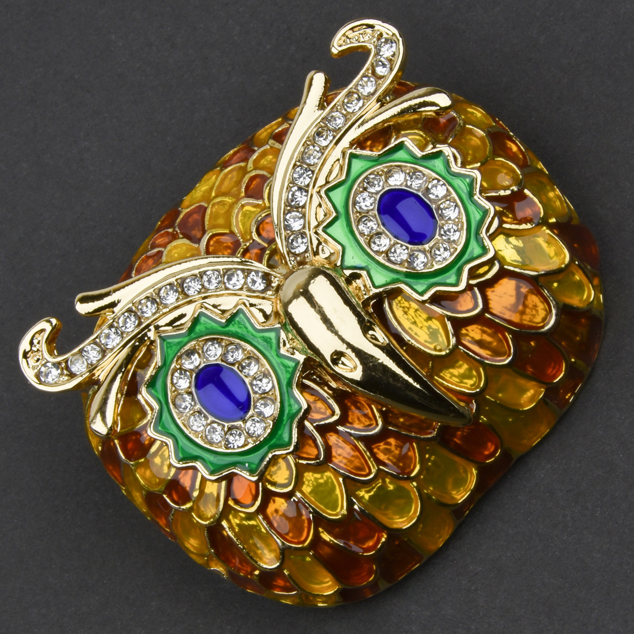 Брошка металева на золотистій основі совонька з білими стразами покрита кольоровою емаллю розмір 40х50 мм