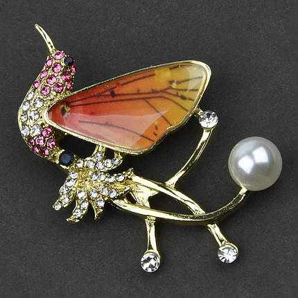 Брошка металева на золотистій основі колібрі з перлиною в стразах покрита кольоровою емаллю розмір 35х45 мм, фото 1