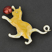 Брошка металева на золотистій основі котик, що грає з клубочком, покрита кольоровою емаллю розмір 35х55 мм