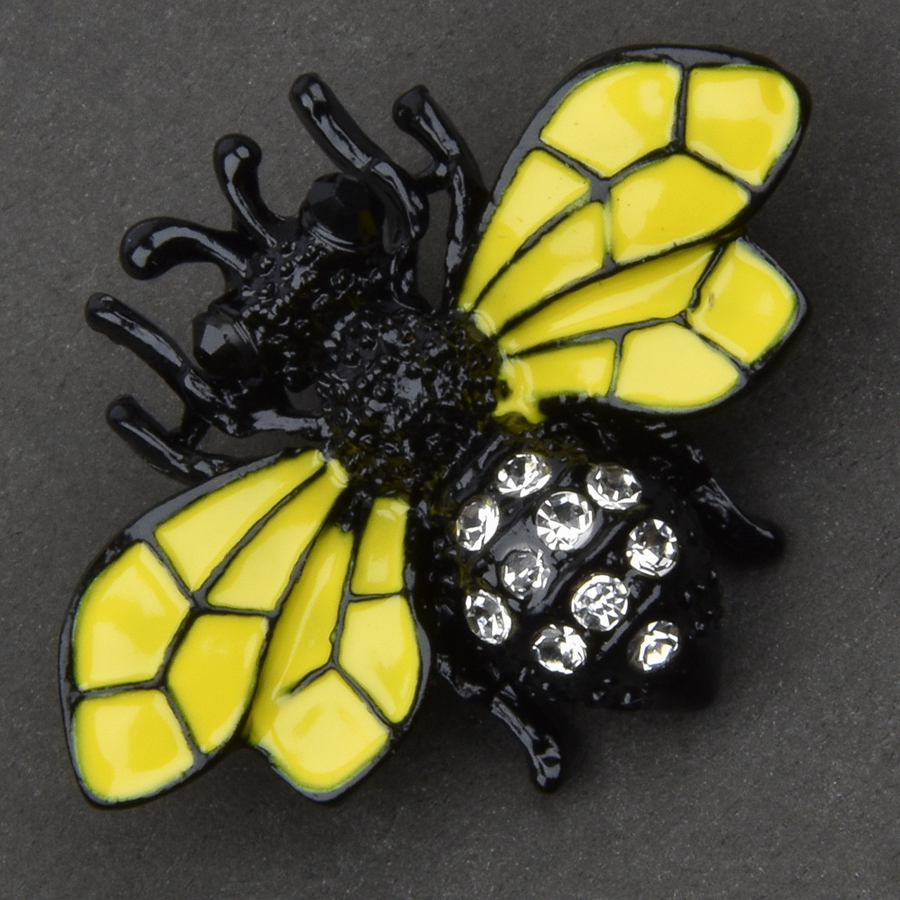 Брошка металева на сріблястій основі бджола з білими стразами покрита кольоровою емаллю розмір 25х30 мм