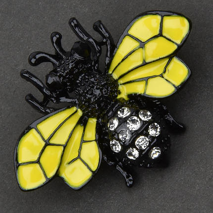 Брошка металева на сріблястій основі бджола з білими стразами покрита кольоровою емаллю розмір 25х30 мм, фото 1