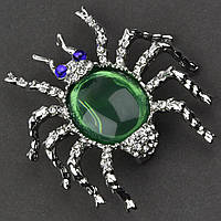 Брошь металлическая на серебристой основе паук белыми хрустальными стразами и зелёной бусиной размер 50х45 мм