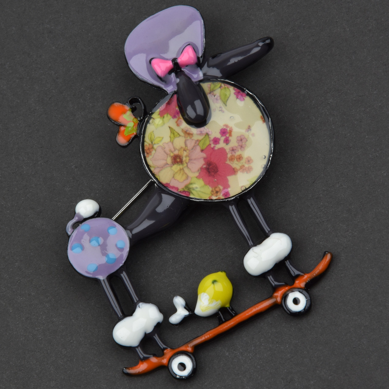 Брошка металева на сріблястій основі пудель катається на скейті з пташкою покрита емаллю розмір 60х45 мм - фото 1 - id-p1871368262