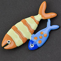 Брошка металева на сріблястій основі мама з маленькою рибкою покрита кольоровою емаллю розмір 30х60 мм