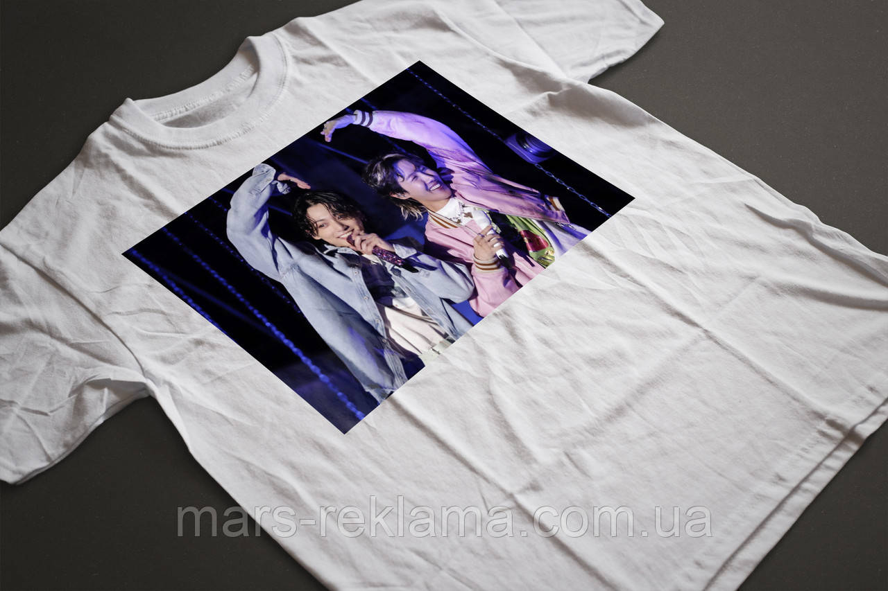 Футболка з принтом BTS