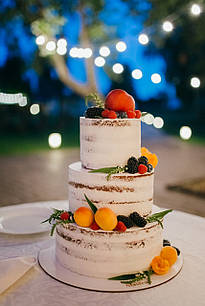 Кремовий весільний торт з ягодами та фруктами