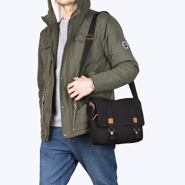 Фото чоловіка з сумкою месенджером через плече S.c.cotton чорного кольору