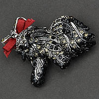 Брошка металева на сріблястій основі собачка з червоним бантиком із чорними кристалами розмір 35х40 мм