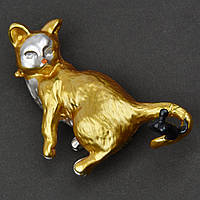 Брошка металева на золотистій основі кішечка з мишкою на хвостику покрита кольоровою емаллю розмір 40х40 мм