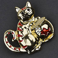 Брошка металева на золотистій основі котик ловить рибку зі стразами покрита кольоровою емаллю розмір 40х40 мм