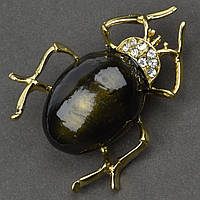 Брошка металева на золотистій основі жук із білими кристалами покрита кольоровою емаллю розмір 40х30 мм