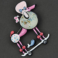 Брошка металева на сріблястій основі рожевий пудель катається на скейті покрита емаллю розмір 60х45 мм
