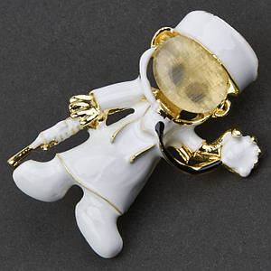 Брошка металева на золотистій основі доктор зі шприцом покрита кольоровою емаллю розмір 35х20 мм