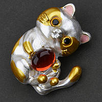 Брошь металлическая на золотистой основе котик с красной бусиной покрыта цветной эмалью размер 35х25 мм