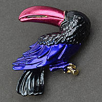 Брошка металева на золотистій основі тукан на гілочці покрита кольоровою емаллю розмір 40х30 мм