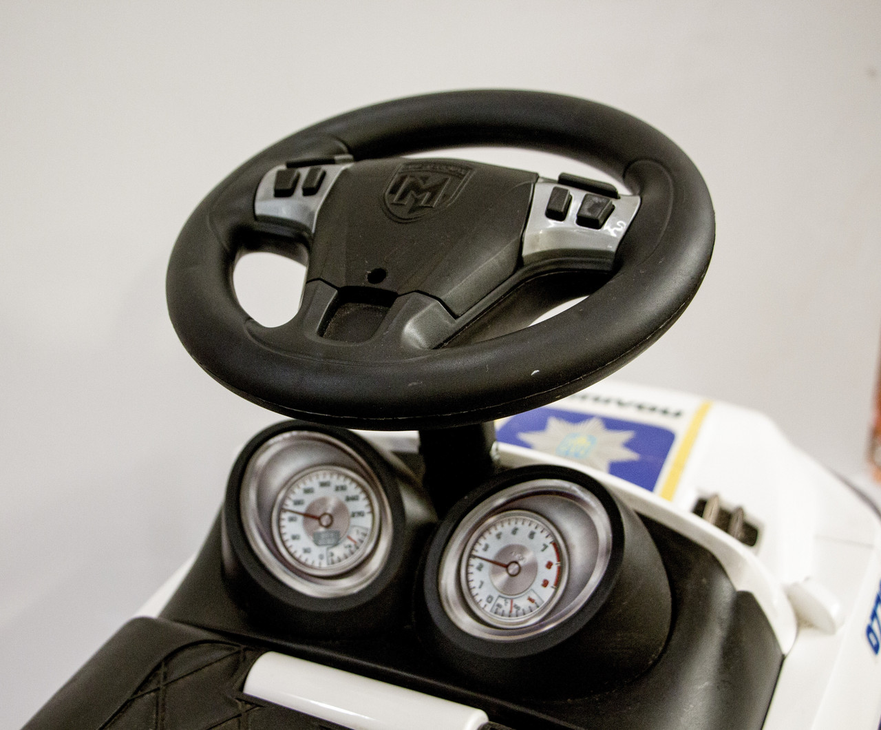 Универсальная детская машинка каталка толокар Полиция со звуковым световым эффектом с отсеком для игрушек - фото 3 - id-p1872315584