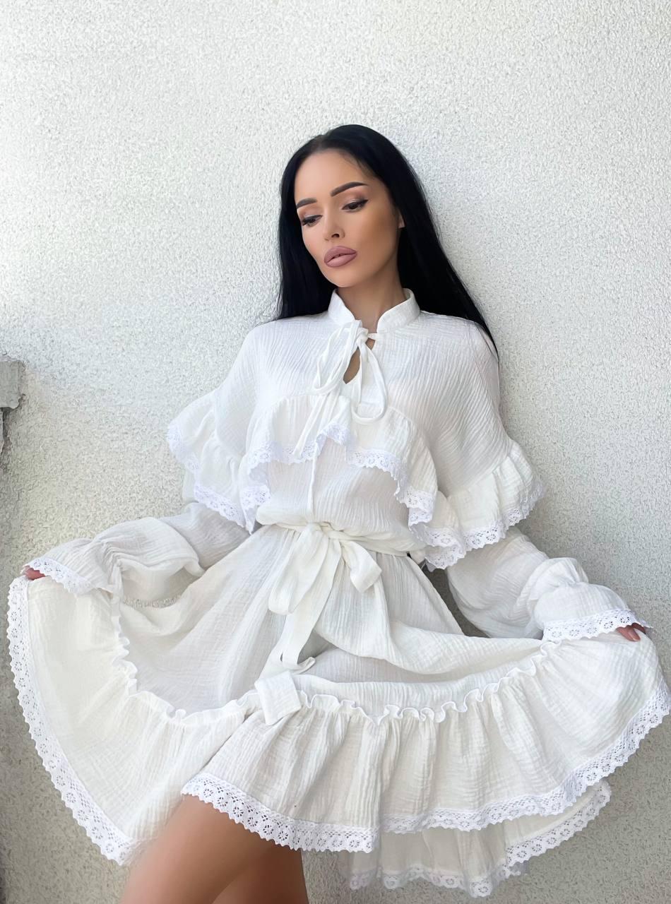 Легка жіноча міні сукня з воланами декорована бавовняним мереживом з мусліну Sms8410