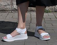 Розміри 36 та 41  Босоніжки сандалі жіночі Viscala шкіряні на платформі, білі, на липучках