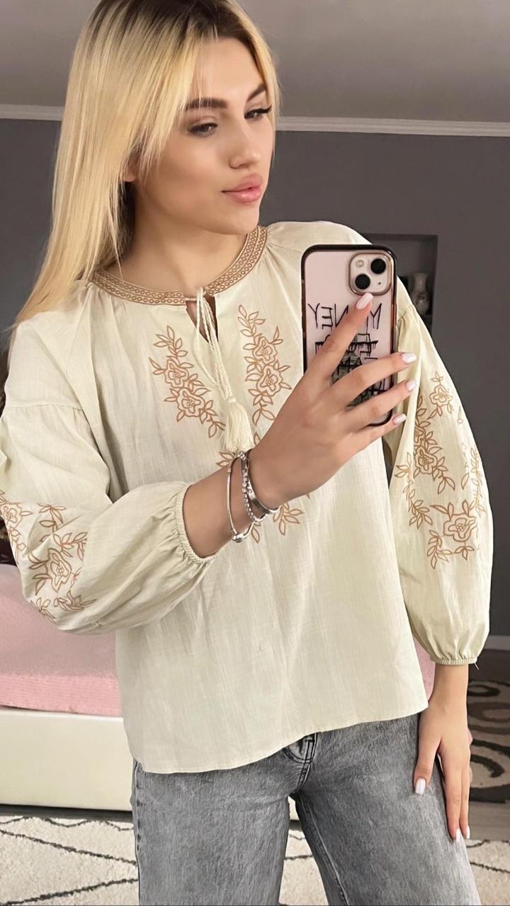Бежевая вишиванка жіноча з коричневий нашивкою