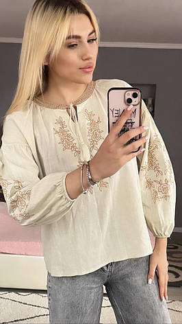 Бежевая вишиванка жіноча з коричневий нашивкою, фото 1