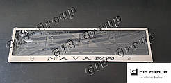 Рамка номерного знаку з написом та логотипом "Navara"