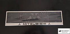 Рамка номерного знаку з написом і логотипом "Mitsubishi"
