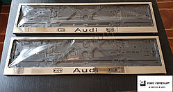 Рамка номерного знаку з написом та логотипом "Audi"