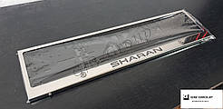 Рамка номерного знаку з написом і логотипом "Sharan"