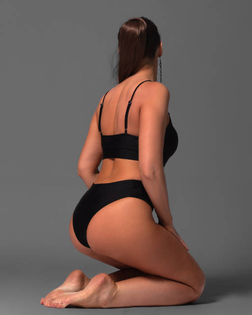 Купальниктегі үлкен бөксе