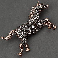 Брошь металлическая на золотистой основе лошадка с серыми хрустальными сапфирами размер 30х50 мм