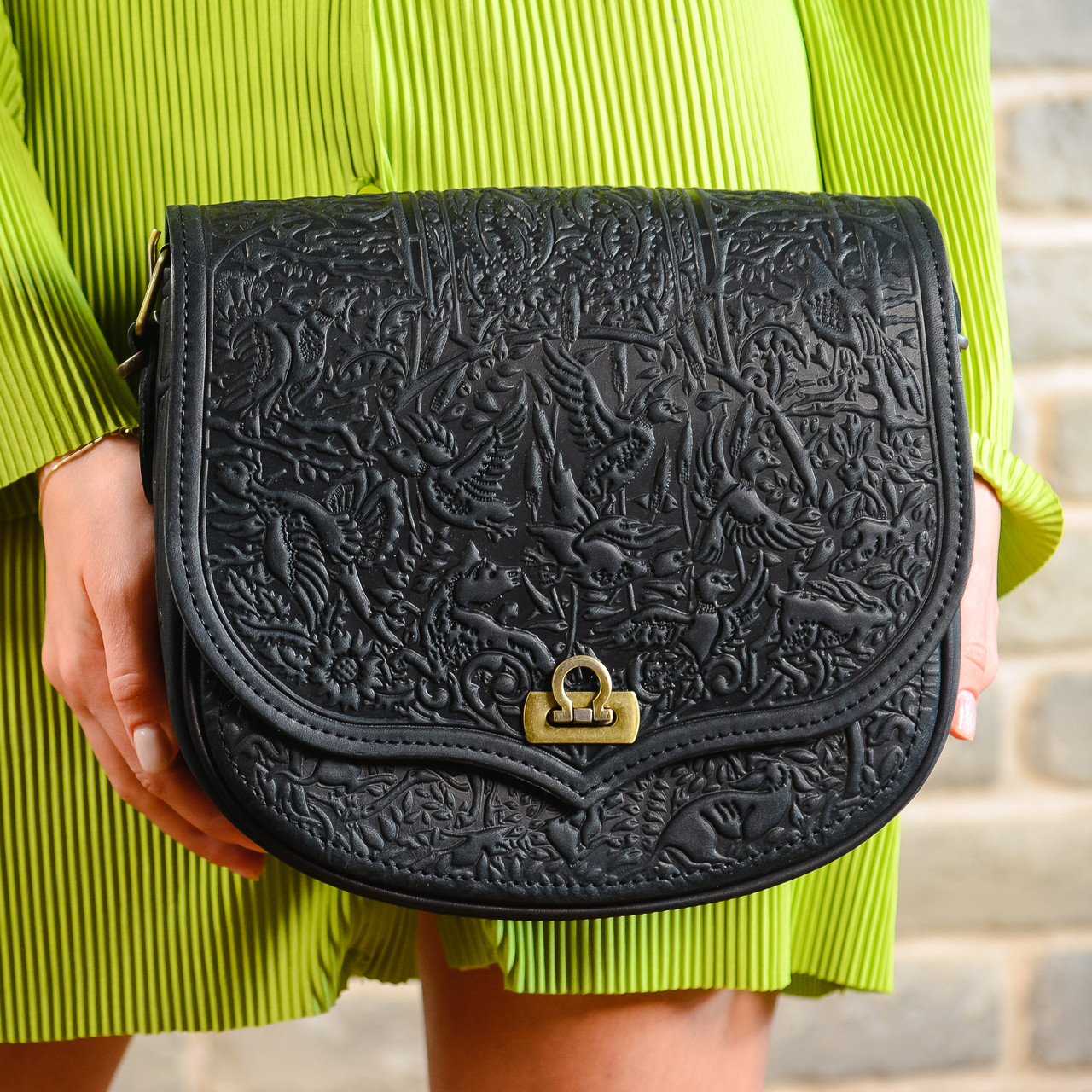 Жіноча шкіряна сумка ручної роботи з тисненим орнаментом «Ягдташ», чорного кольору , 23*26*10 см, фото 1