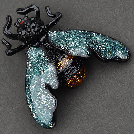 Брошка металева на сріблястій основі муха з блискітками покрита кольоровою емаллю розмір 40х35 мм, фото 1