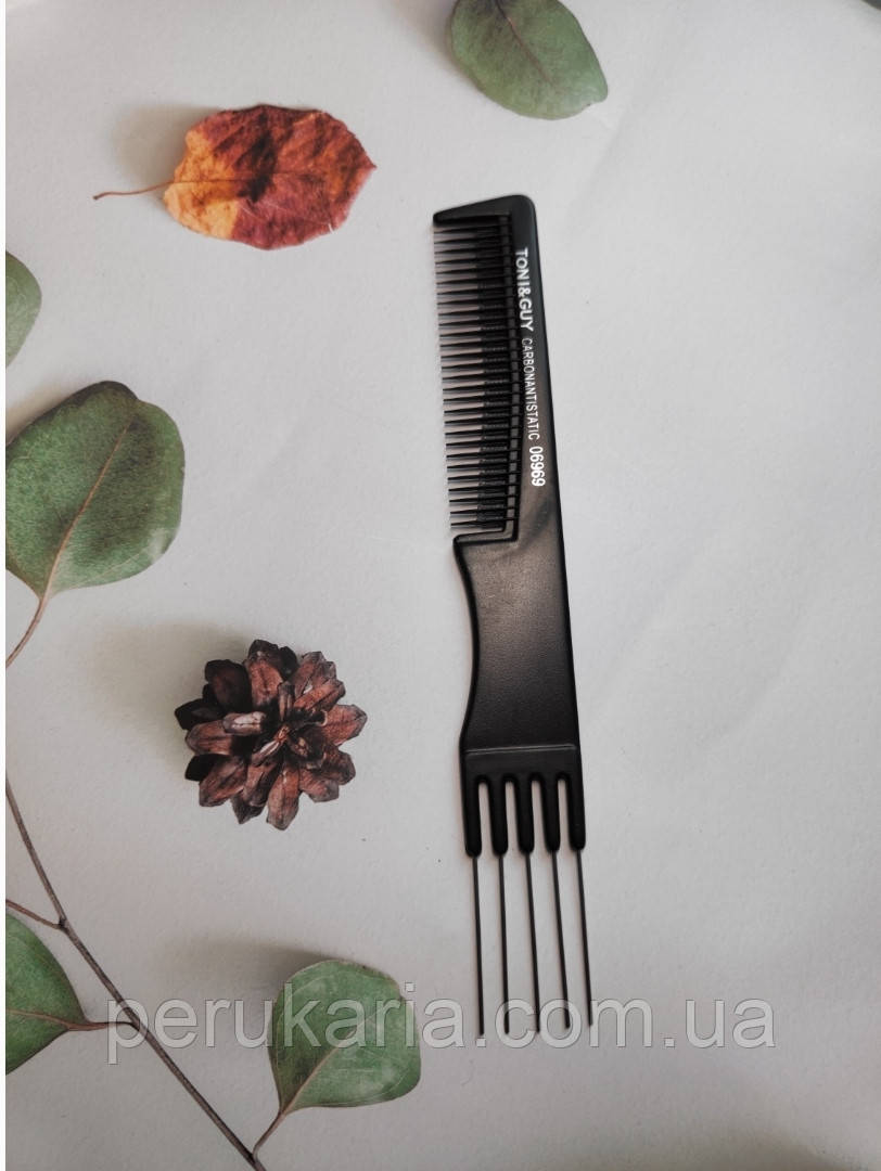 Toni&Guy Carbon Comb 06969 – це високоякісний гребінь, спеціально розроблений для професійного використання