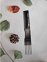 Toni&Guy Carbon Comb 06969 – це високоякісний гребінь, спеціально розроблений для професійного використання