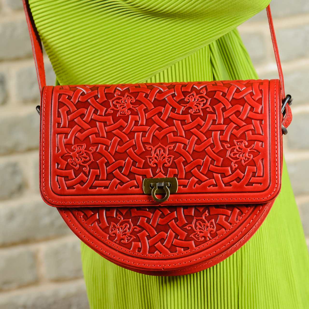 Сумка з тисненим орнаментом “Рокса” червоного кольору, 26х22х9см, фото 1