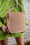 Жіноча шкіряна сумка бежевого кольору з тисненим орнаментом "Фундук", 25х26х8 см, фото 3
