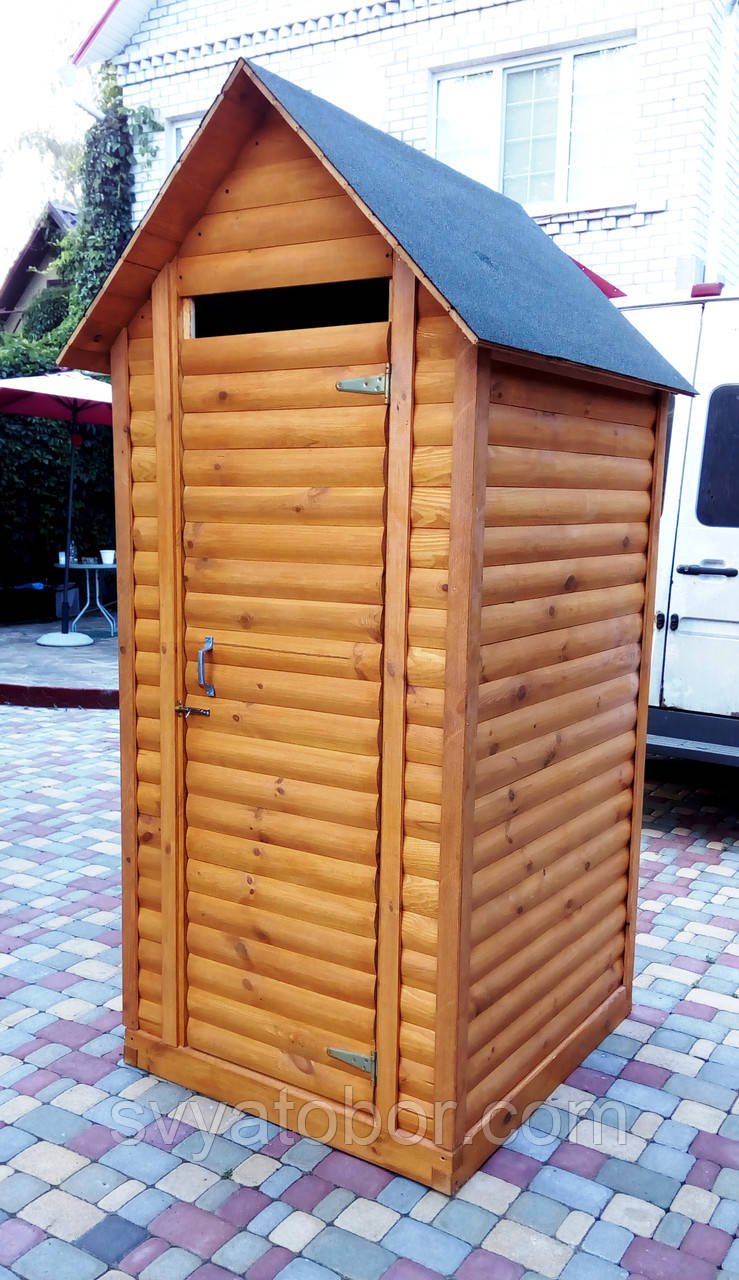 Туалет дерев'яний з блок-хауса з двоскатним дахом