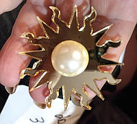 Брошь брошка значок солнце лучи солнышко акрил золотистое и жемчуг 5cm