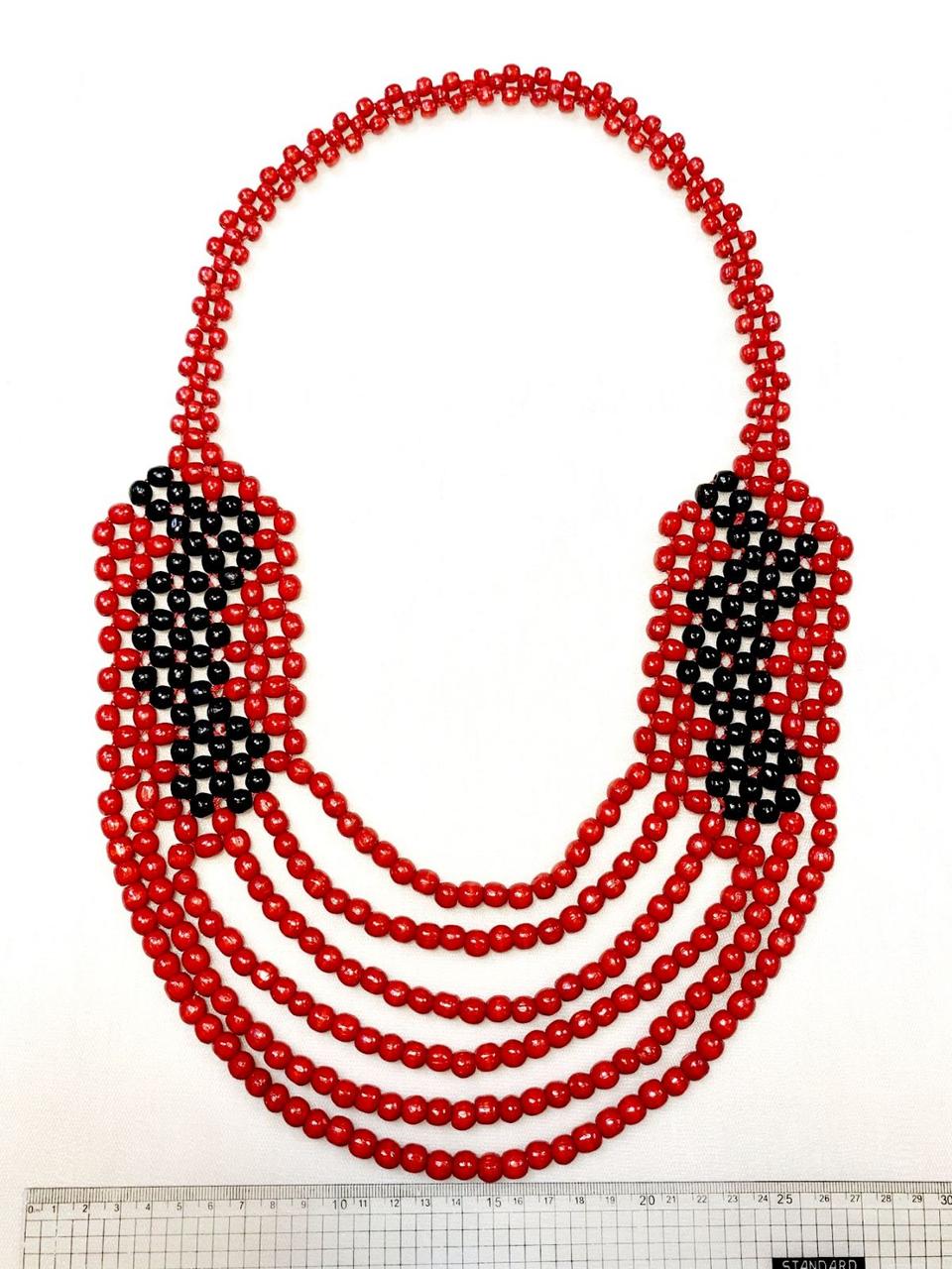 Красиве жіноче дерев'яне намисто