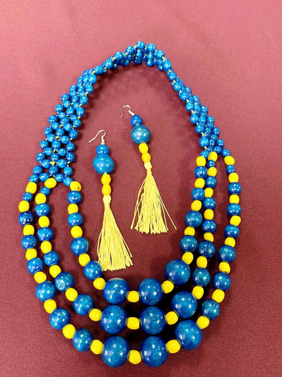 Красиве жіноче дерев'яне намисто