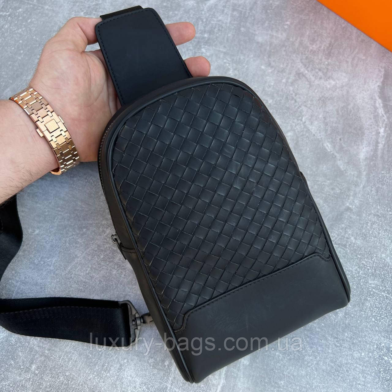 Чоловіча нагрудна сумка (слінг) Bottega Veneta