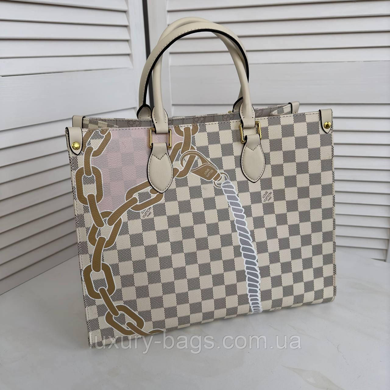 Жіноча сумочка Louis Vuitton з новим орнаментом у класичному стилі