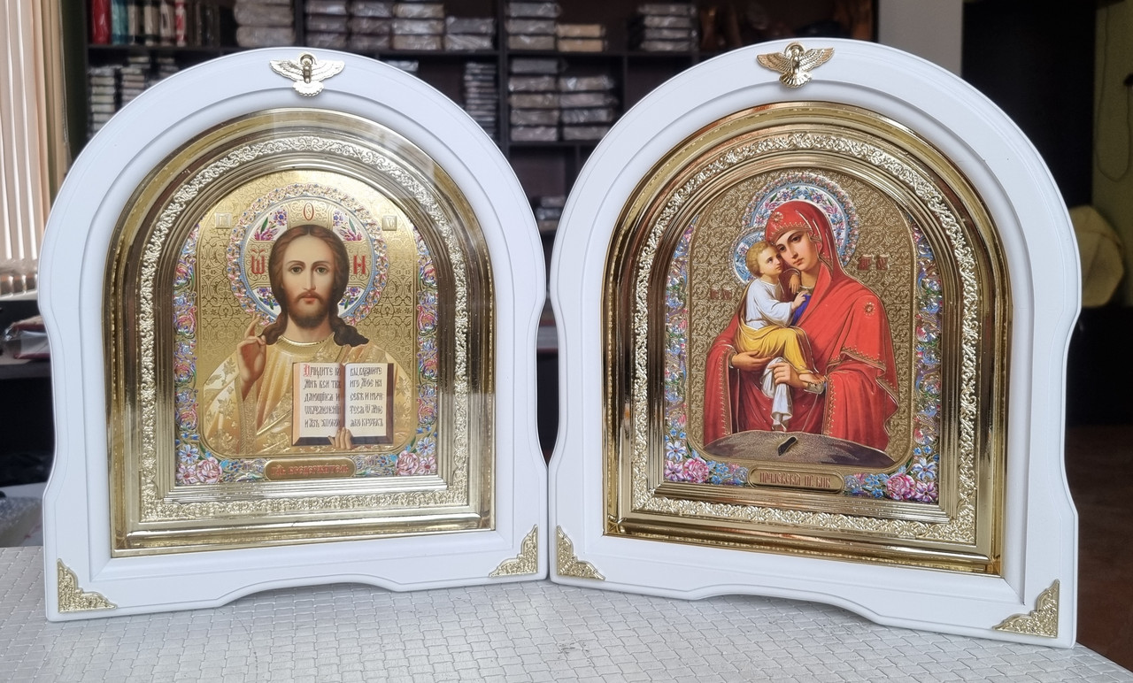 Вінчальні ікони Спаситель,П.Б Почаївська в білому дерев'яному арочному кіоті під склом, кіот 28*25, сюжет 15×18