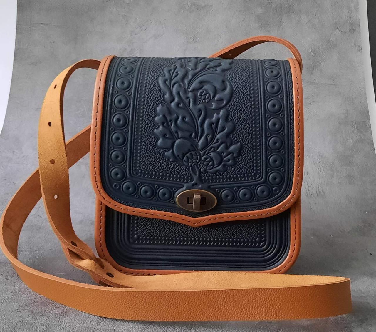 Жіноча шкіряна сумка ручної роботи з тисненим орнаментом «Дубок», зелено-руда сумка з натуральної шкіри, 20*21*8 см, фото 1